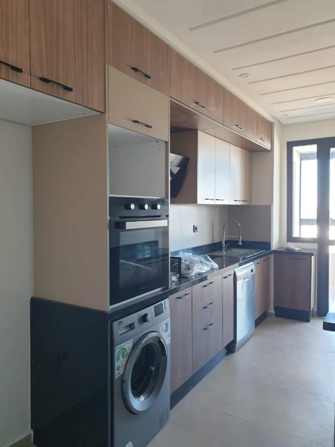 تصنيع وتركيب النوافذ والأبواب والألمنيوم بجودة ممتازة، مع عزل جيد للصوت والحرارة وتشطيب أنيق.