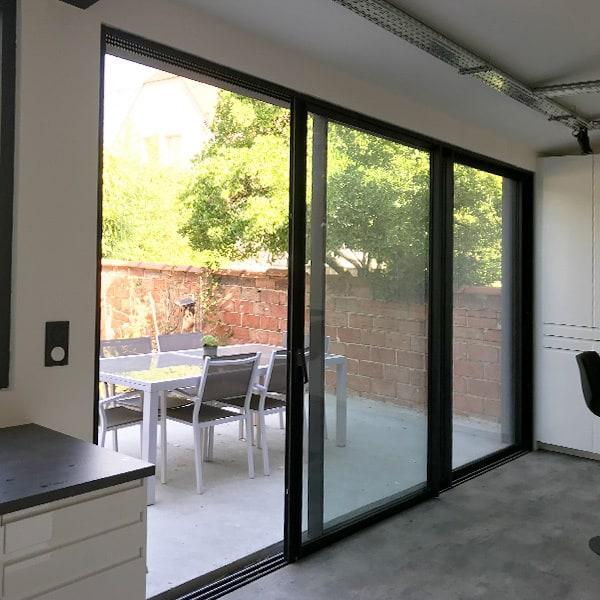 تركيب الزجاج للنوافذ والشرفات بجودة عالية وأمان تام، مع ضمان عزل جيد ومظهر عصري.