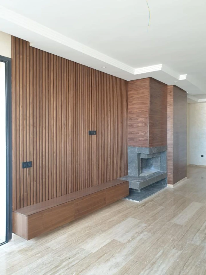 نجارة الخشب تنفيذ جميع أعمال النجارة الخشبية مثل الأبواب، الخزائن، المطابخ والأسقف الخشبية، بتصاميم عصرية وجودة عالية في التشطيب